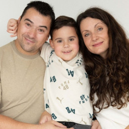 Teo z mamo in očetom (photo: Društvo Viljem Julijan)