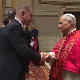 Slovenski veleposlanik Franci But pozdravlja papeža (photo: posnetek zaslona)