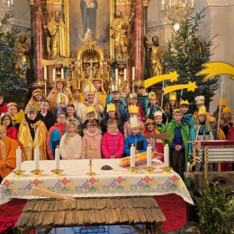 Koledniki skupaj z novomeškim škofom Andrejem Sajetom (photo: Vir: Škofija Novo mesto)