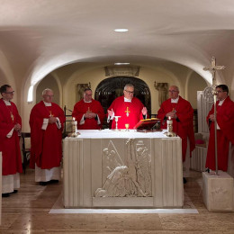 Maša na grobu apostolov Petra in Pavla (photo: Primož Lorbek)