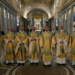 Škofje v baziliki Marije Velike (photo: Primož Lorbek)