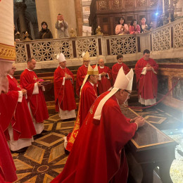 Škofje molijo na grobu apostola Pavla (photo: Primož Lorbek)