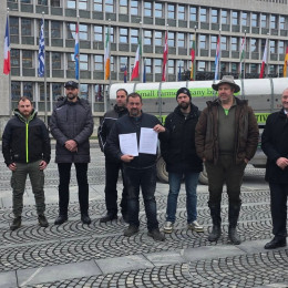 Predstavniki kmetijskih organizacij pred državnim zborom (photo: Vir: FB KGZS)