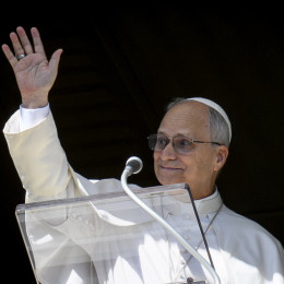 Papež Leon XIV. pri angelusu (photo: Matteo Pernaselci/Vatican Media)