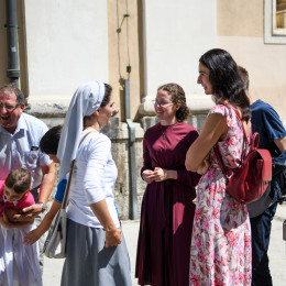 Redovnica v pogovoru (photo: Rok Mihevc)