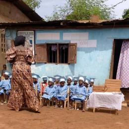 Otroci in vzgojiteljica pred stavbo (photo: Vesna Hiti)