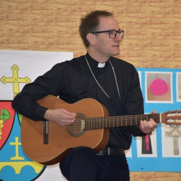 Murskosoboški škof Janez Kozinc s kitaro v roki (photo: Vir: Škofija Murska Sobota)