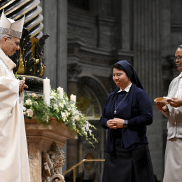 Papež Leon XIV. z redovnicama (photo: Vatican Media)