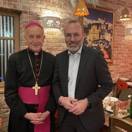 Ljubljanski pomožni škof Anton Jamnik skupaj s predsednik Evropske ljudske stranke Manfredom Webrom (photo: osebni arhiv Antona Jamnika)