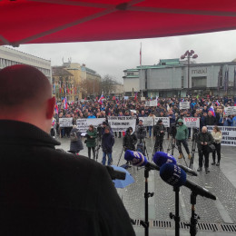Pogled na protestnike z govorniškega odra (photo: Robert Božič)