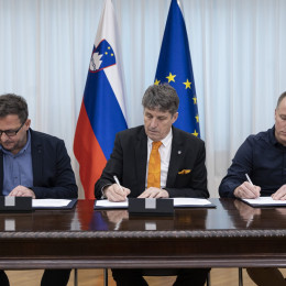 Podpis sporazuma o prekinitvi stavke in nacinu resevanja stavkovnih zahtev med ministrom za obrambo Borutom Sajovicem in predsednikom sindikata ministrstva Marjanom Lahom ter predstavnikom strokovnega odbora zaposlenih v Centru za obvescanje RS in regijskih centrih za obvescanje Tilnom Cestnikom. (photo: Katja Kodba/STA)