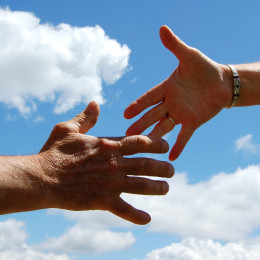 Stisk dlani... (photo: Kathryn Rozier from Pixabay)