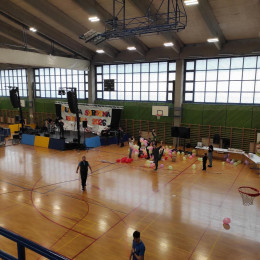 V športni dvorani Zavoda sv. Stanislava v Ljubljani hitijo s pripravami na dobrodelni pustni ples. (photo: ARO)