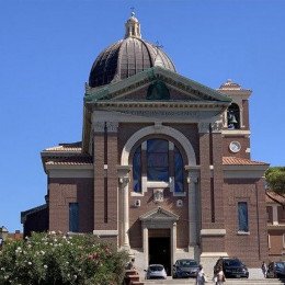 Župnijska cerkev v Ostiji, ki bo popoldne sprejela papeža Leona XIV. (photo: Vatican news)