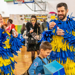 Izvirna maska na Pustni Sobotni iskrici 2026 - družinska avtopralnica z mehurčki (photo: Rok Mihevc)