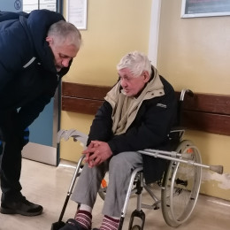 Brezdomec v pogovoru z duhovnikom (photo: Društvo prostovoljcev Vincencijeve zveze dobrote)