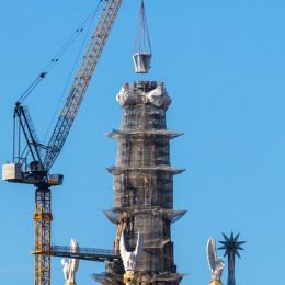 Zadnji trenutki postavljanje križa na zvonik Jezusa Kristusa (photo: Basílica de la Sagrada Familia, Barcelona, España)