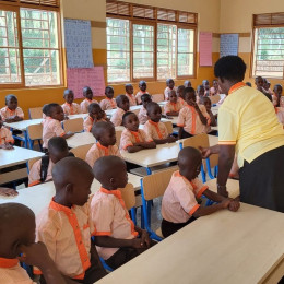 Pouk v novi šoli v Ugandi (photo: s. Urša Marinčič)