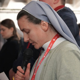 Redovnica med molitvijo v cerkvi (photo: Uliana Yaskovets)