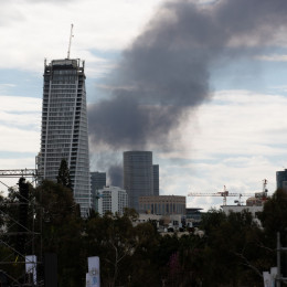Gost dim, ki se dviga iz Tel Aviva v Izraelu (photo: STA)