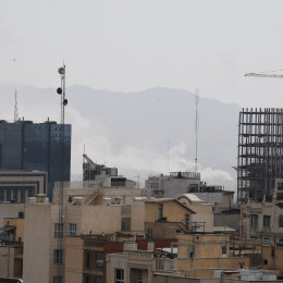 Gost dim, ki se dviga v središču Teherana v Iranu (photo: STA)