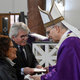Prinašanje darov med mašo v rimski župniji Vnebovzetja našega Gospoda Jezusa Kristusa (photo: Simone Risoluti)