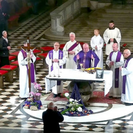 Duhovniki ob oltarju (photo: Zajem zaslona)