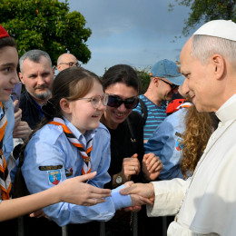 Papež se je ob prihodu v rimsko župnijo Darovanja Device Marije najprej srečal z otroki in mladimi (photo: Simone Risoluti)