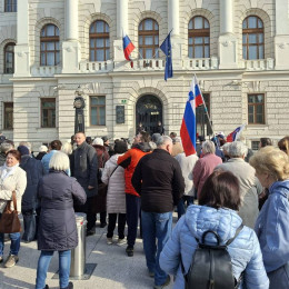 Množica pred Vrhovnim sodiščem (photo: ARO)