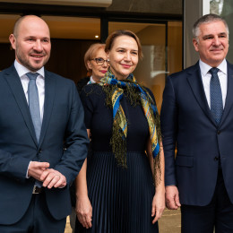 Zavezništvo za boljšo prihodnost: Jernej Vrtovec (NSi), dr. Tina Bregant (SLS) in Marko Lotrič (Fokus) združujejo moči za gospodarski preboj in urejeno zdravstvo. (photo: Rok Rakun)
