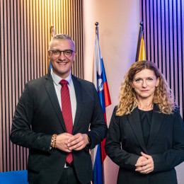 Urednik informativnega programa Alen Salihović in novinarka Tanja Dominko sta pripravila sklepno soočenje na Radiu Ognjišče (photo: Rok Mihevc)