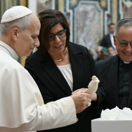 Papež Leon XIV., predsednica Gibanja fokolarov Margaret Karram in sopredsednik Roberto Almada (photo: Elisabetta Trevisan)