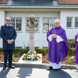 Odkritje kipa duhovnika msgr. Jožeta Kastelica (photo: Gašper Stopar)
