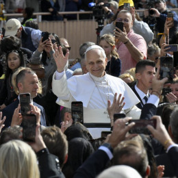 Papež pozdravlja vernike, zbrane pri sveti maši (photo: Elisabetta Trevisan)