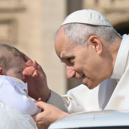 Papež je pred avdienco pozdravljal vernike, med njimi številne dojenčke in otroke (photo: Simone Risoluti)