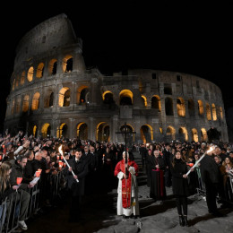 Križev pot v rimskem Koloseju (photo: Simone Risoluti)