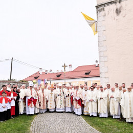 Skupinska fotografija po slovesni zahvalni maši ob ustanovitvi novomeške škofije (photo: Vir: Škofija Novo mesto)