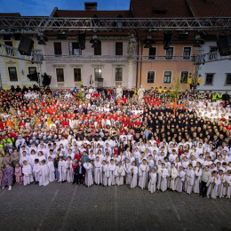 Skupinska fotografija vseh sodelujočih na Škofjeloškem pasijonu 2026 (photo: Tomo Strle/Citrus d.o.o.)