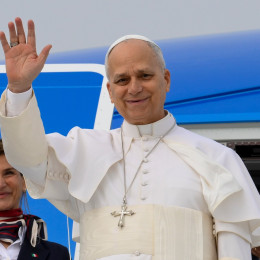 Papež na vhodu v letalo (photo: Vatican Media)