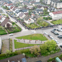 Dolga vrsta pred Zdravstvenim domom Borovnica (photo: občan)