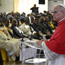 Papež med nagovorom predstavnikom oblasti v Kamerunu (photo: Vatican media)