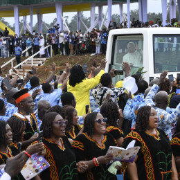 Papež med afriškimi verniki (photo: Vatican media)