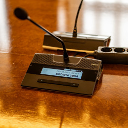 Mikrofon v državnem zboru (photo: Rok Mihevc)