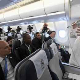 Papež na letalu z novinarji na poti iz Kameruna v Angolo (photo: Simone Risoluti)