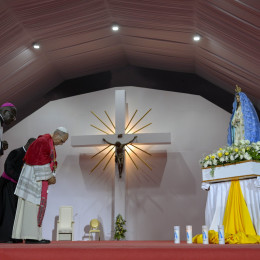 Papež se je poklonil pred Marijinim kipom v svetišču Mamã Muxima (photo: Vatican News)