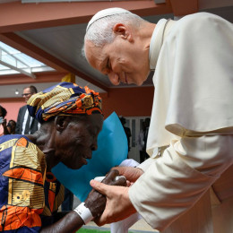 Papež pozdravlja ostarelo gospo (photo: Simone Risoluti)