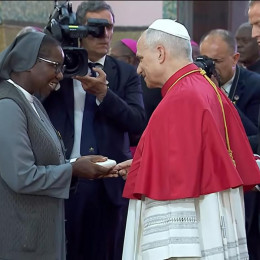 Predstojnica reda, v katerem deluje s. Zvonka Mikec, s papežem Leonom XIV. (photo: s. Zvonka Mikec)
