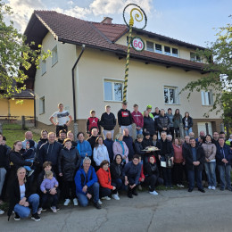 Vaščani so škofu pripravili lepo presenečenje (photo: Drago Perko)