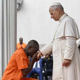 Papež z zapornikom (photo: Vatican media)