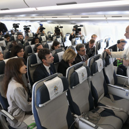 Papež z novinarji na letalu (photo: Vatican media)